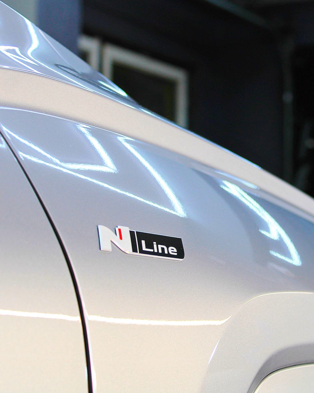 Hyundai N Line felirat a fényes fényezésen