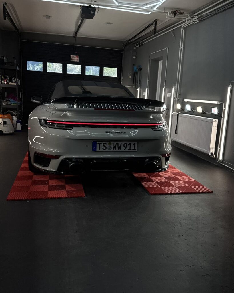 Porsche 911 hátulról a műhelyben